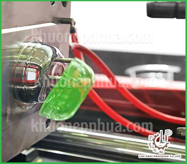 Cách xử lý hiện tượng kẹt khuôn và giảm thời gian dừng máy trong ép nhựa công nghiệp