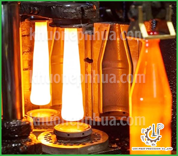 Công Nghệ Sản Xuất Chai Nhựa - Từ Nghệ Thuật Thổi Thủy Tinh Đến Dây Chuyền Công Nghiệp Hiện Đại