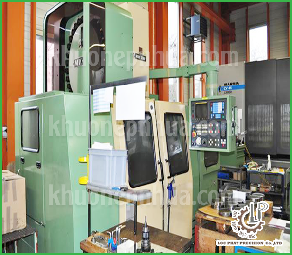 Vì sao nên chọn xưởng nhựa có xưởng khuôn riêng?